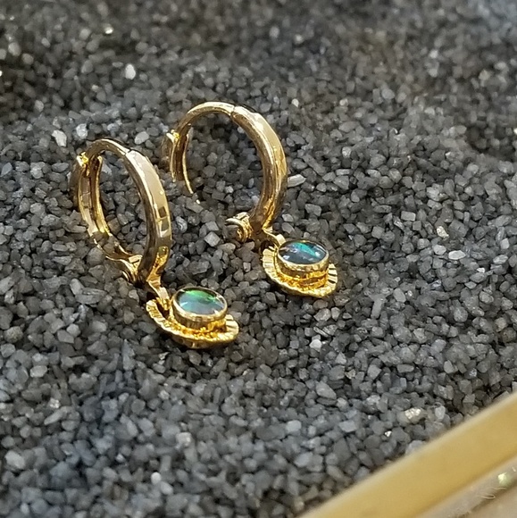 Small golden huggie hoop earring - Picture 2 of 8